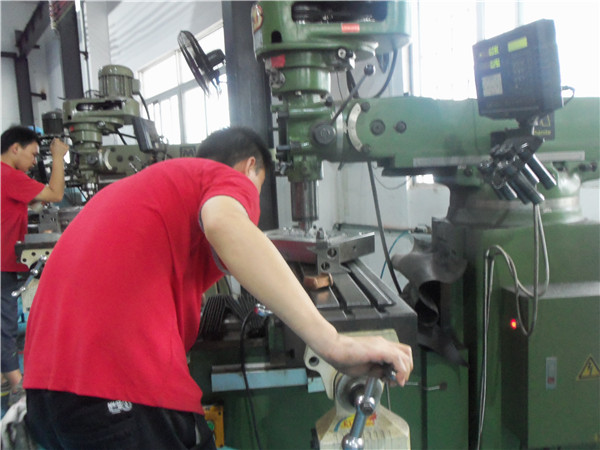 九州体育（中国）九州体育有限公司，模具车间人员工作操作