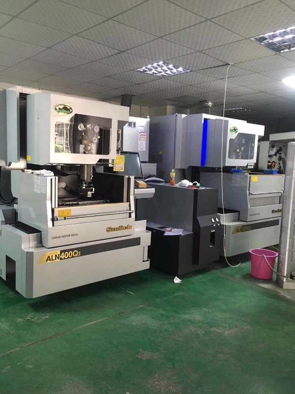 九州体育(中国)九州体育车间中走丝设备一角 九州体育(中国)九州体育车间中走丝设备一角